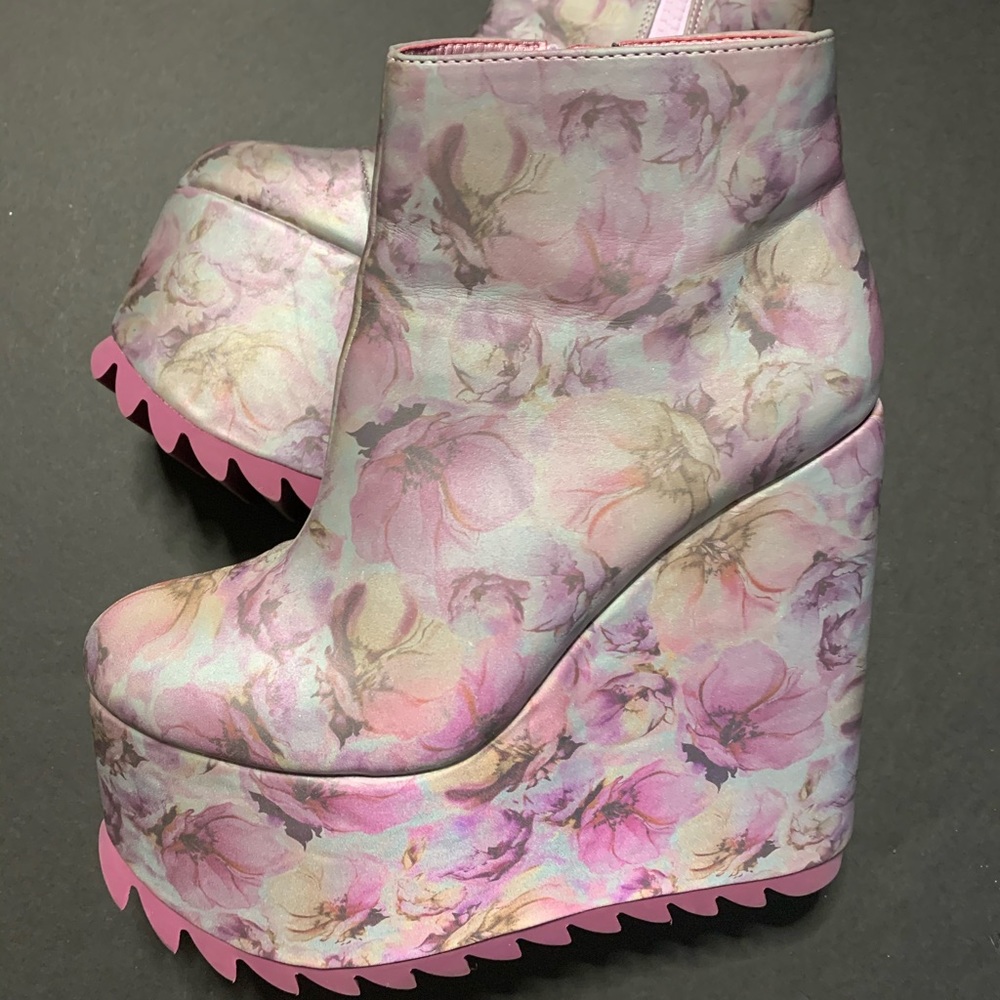 YRU- Dimensions— gently worn Size 9M